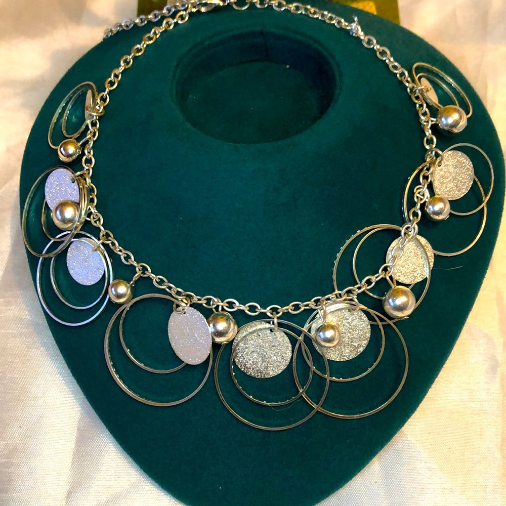 Necklace 🚨Sold 🚨 - Picture 2 of 3